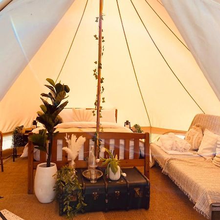 Fen Meadows Glamping - Luxury Cabins And Bell Tents Кеймбридж Екстериор снимка