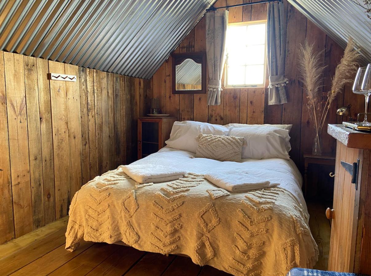 Fen Meadows Glamping - Luxury Cabins And Bell Tents Кеймбридж Екстериор снимка