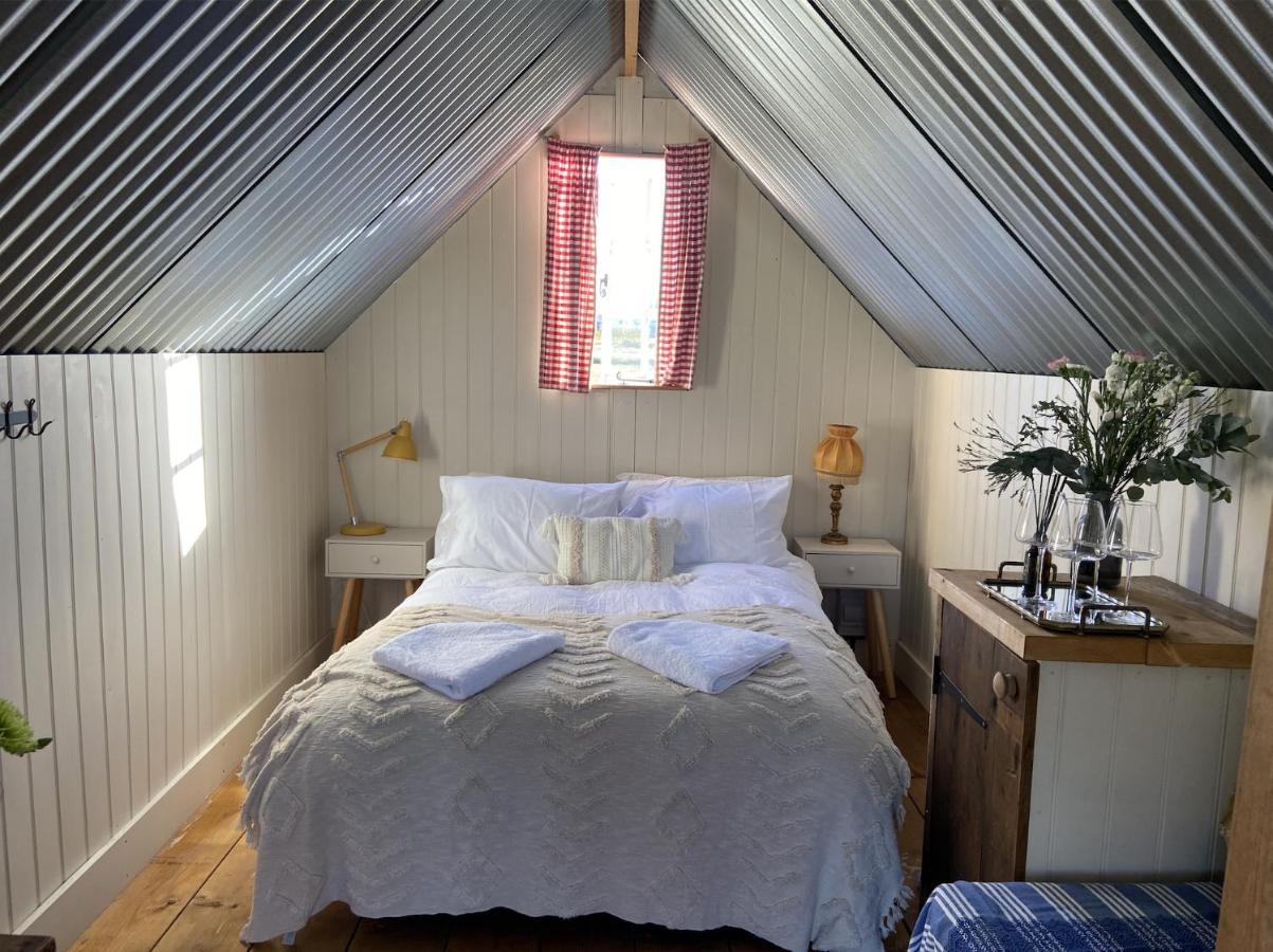Fen Meadows Glamping - Luxury Cabins And Bell Tents Кеймбридж Екстериор снимка