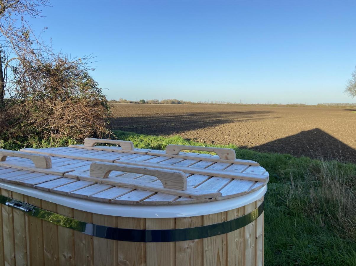 Fen Meadows Glamping - Luxury Cabins And Bell Tents Кеймбридж Екстериор снимка