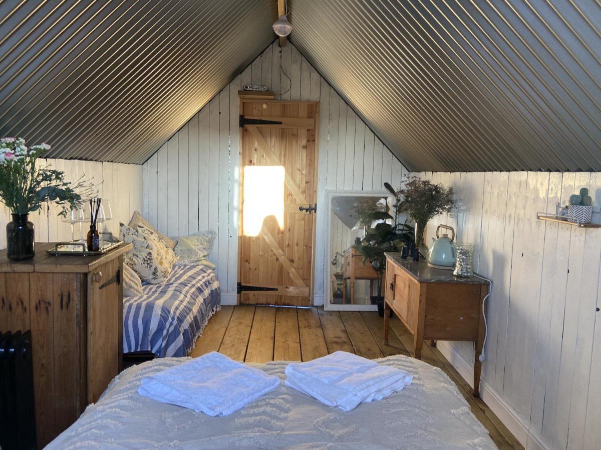 Fen Meadows Glamping - Luxury Cabins And Bell Tents Кеймбридж Екстериор снимка
