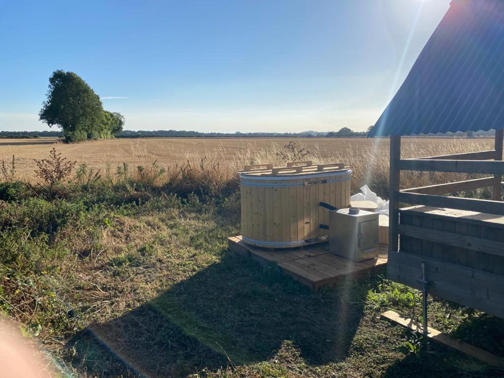 Fen Meadows Glamping - Luxury Cabins And Bell Tents Кеймбридж Екстериор снимка