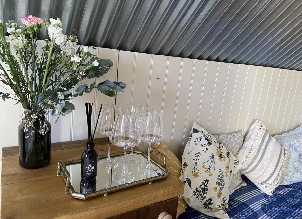 Fen Meadows Glamping - Luxury Cabins And Bell Tents Кеймбридж Екстериор снимка