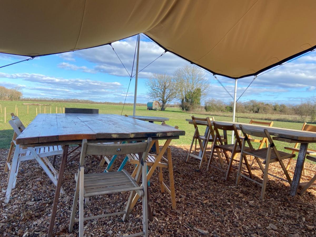 Fen Meadows Glamping - Luxury Cabins And Bell Tents Кеймбридж Екстериор снимка