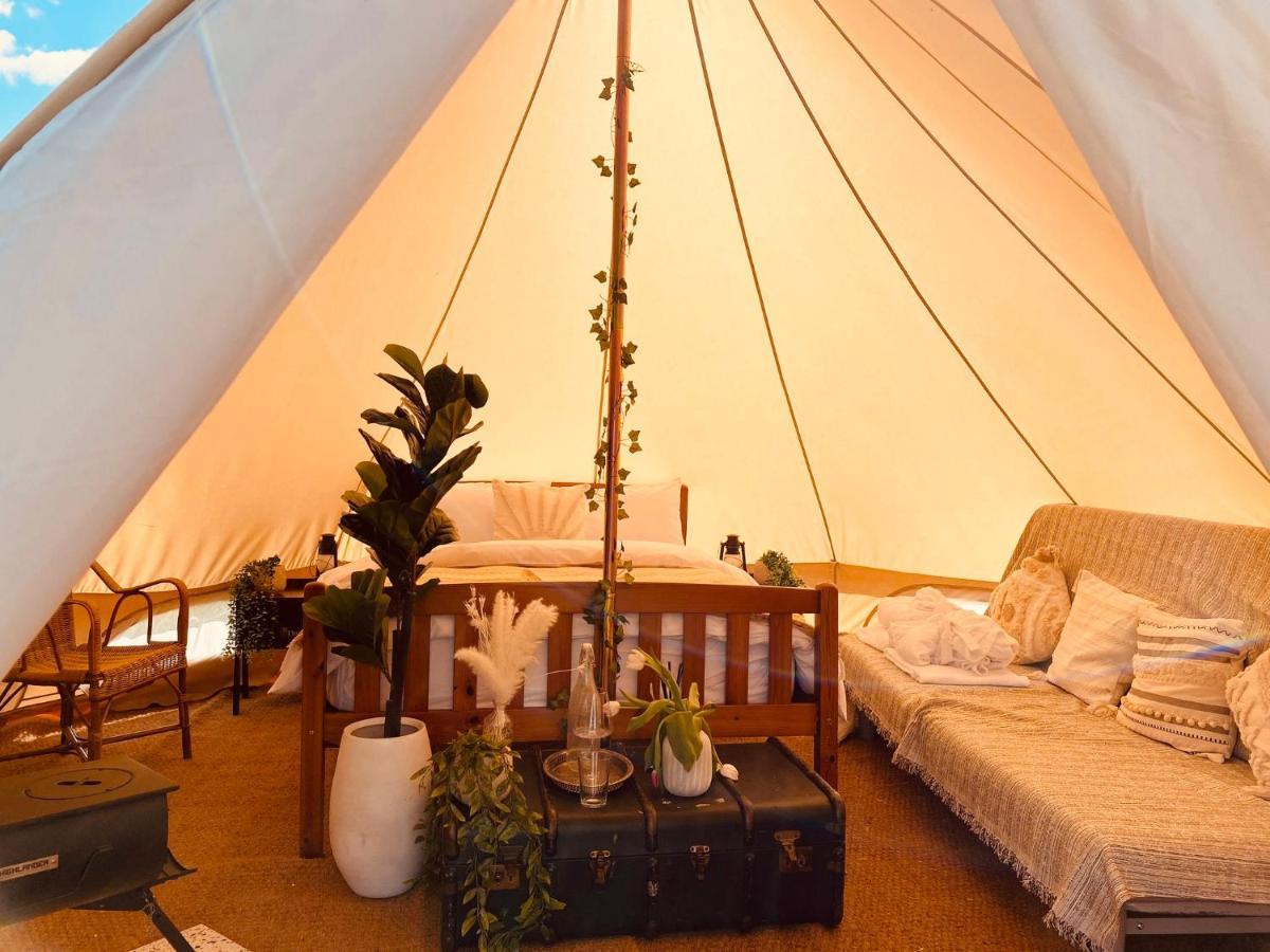 Fen Meadows Glamping - Luxury Cabins And Bell Tents Кеймбридж Екстериор снимка