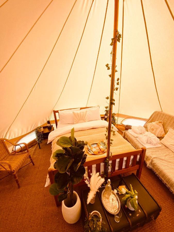 Fen Meadows Glamping - Luxury Cabins And Bell Tents Кеймбридж Екстериор снимка