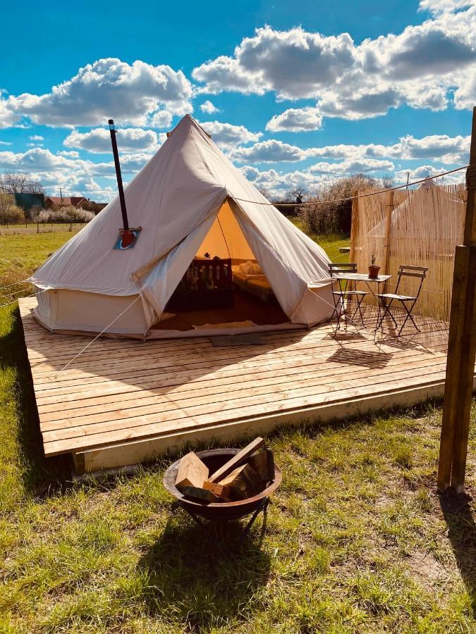 Fen Meadows Glamping - Luxury Cabins And Bell Tents Кеймбридж Екстериор снимка