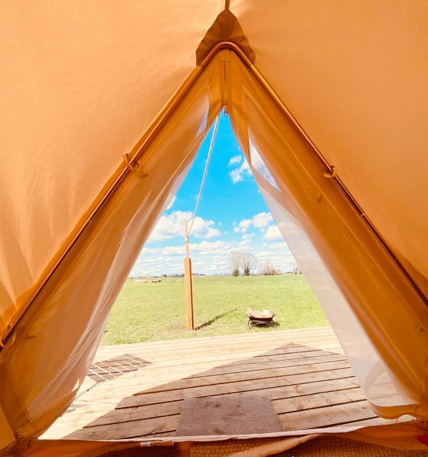 Fen Meadows Glamping - Luxury Cabins And Bell Tents Кеймбридж Екстериор снимка