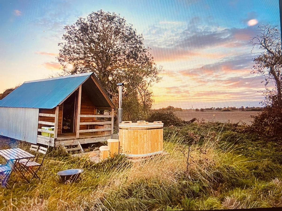 Fen Meadows Glamping - Luxury Cabins And Bell Tents Кеймбридж Екстериор снимка