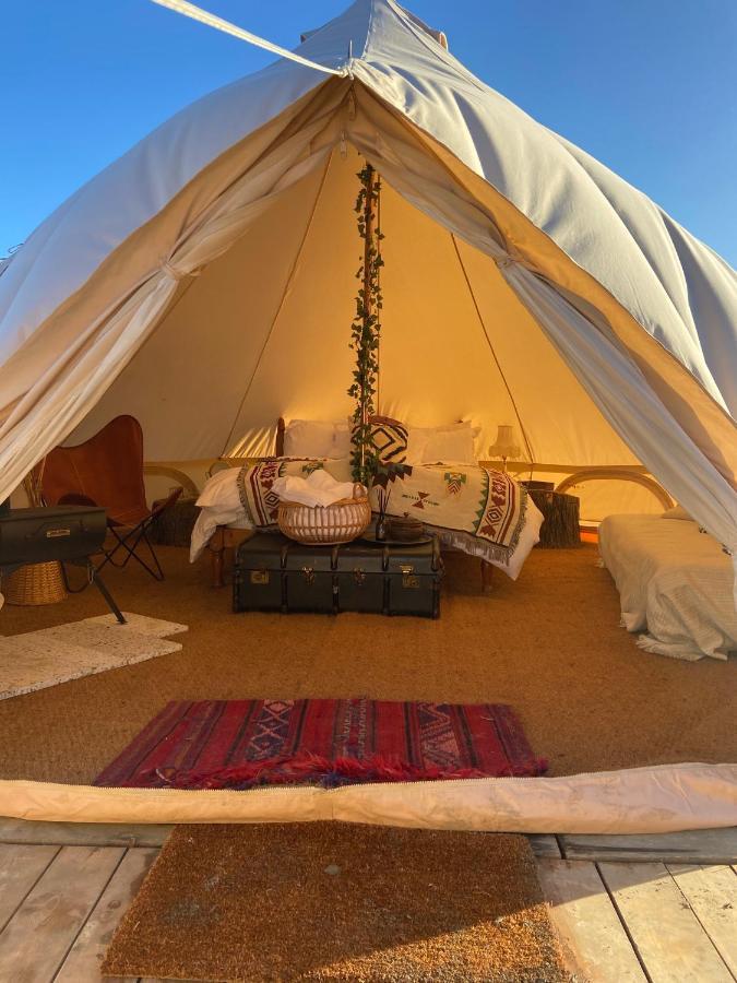 Fen Meadows Glamping - Luxury Cabins And Bell Tents Кеймбридж Екстериор снимка