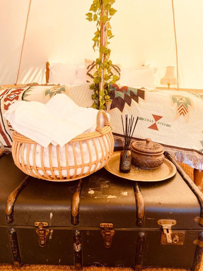 Fen Meadows Glamping - Luxury Cabins And Bell Tents Кеймбридж Екстериор снимка