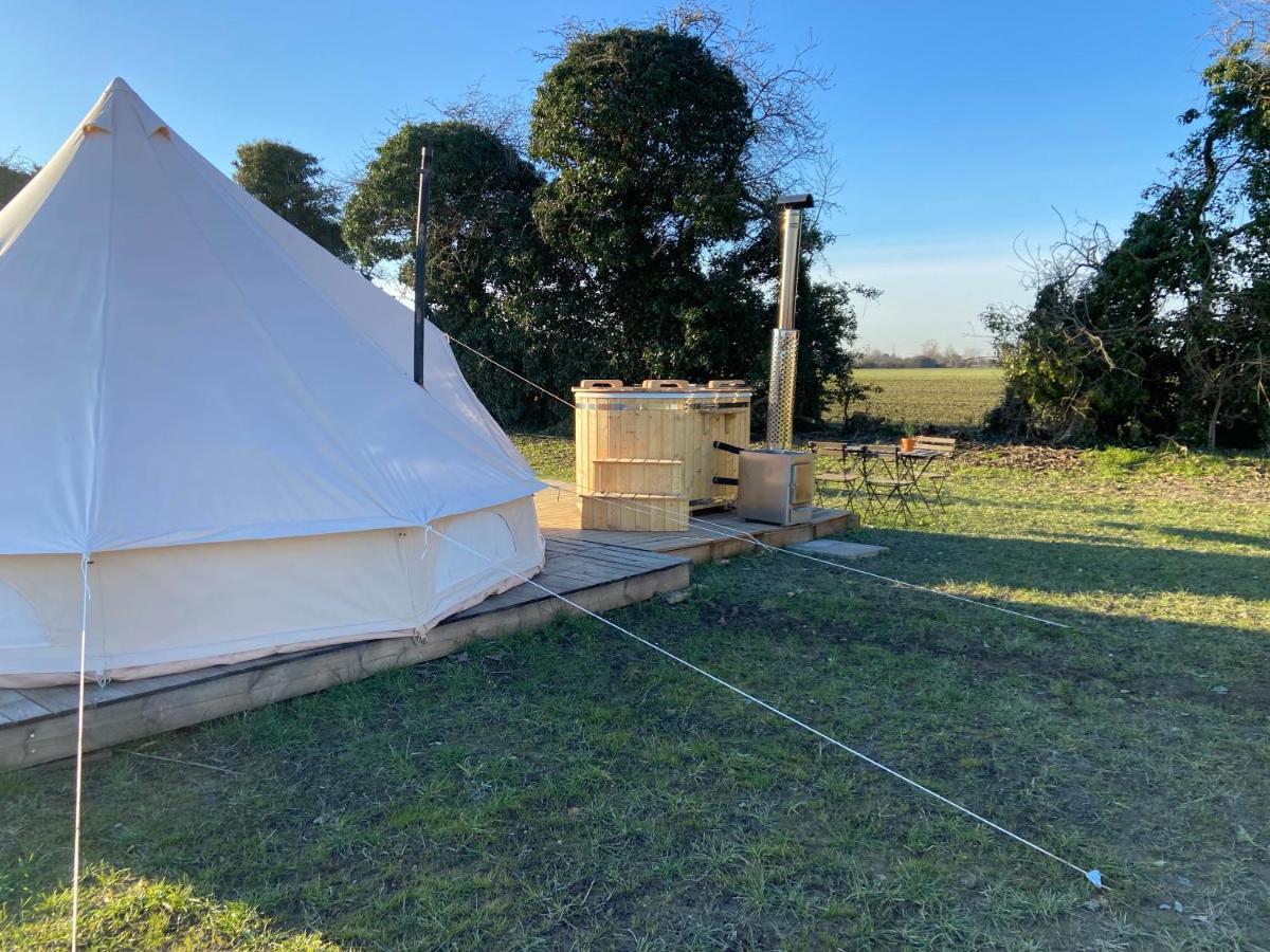 Fen Meadows Glamping - Luxury Cabins And Bell Tents Кеймбридж Екстериор снимка