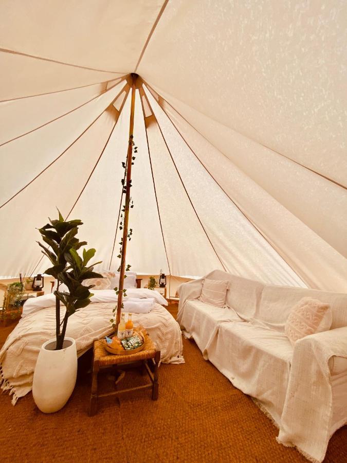 Fen Meadows Glamping - Luxury Cabins And Bell Tents Кеймбридж Екстериор снимка