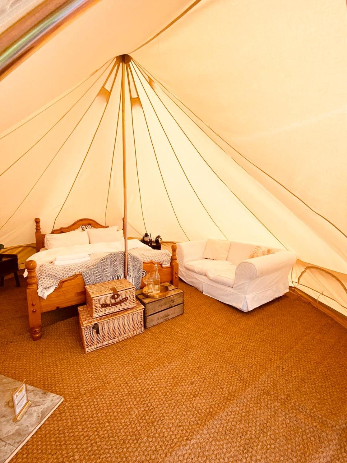 Fen Meadows Glamping - Luxury Cabins And Bell Tents Кеймбридж Екстериор снимка
