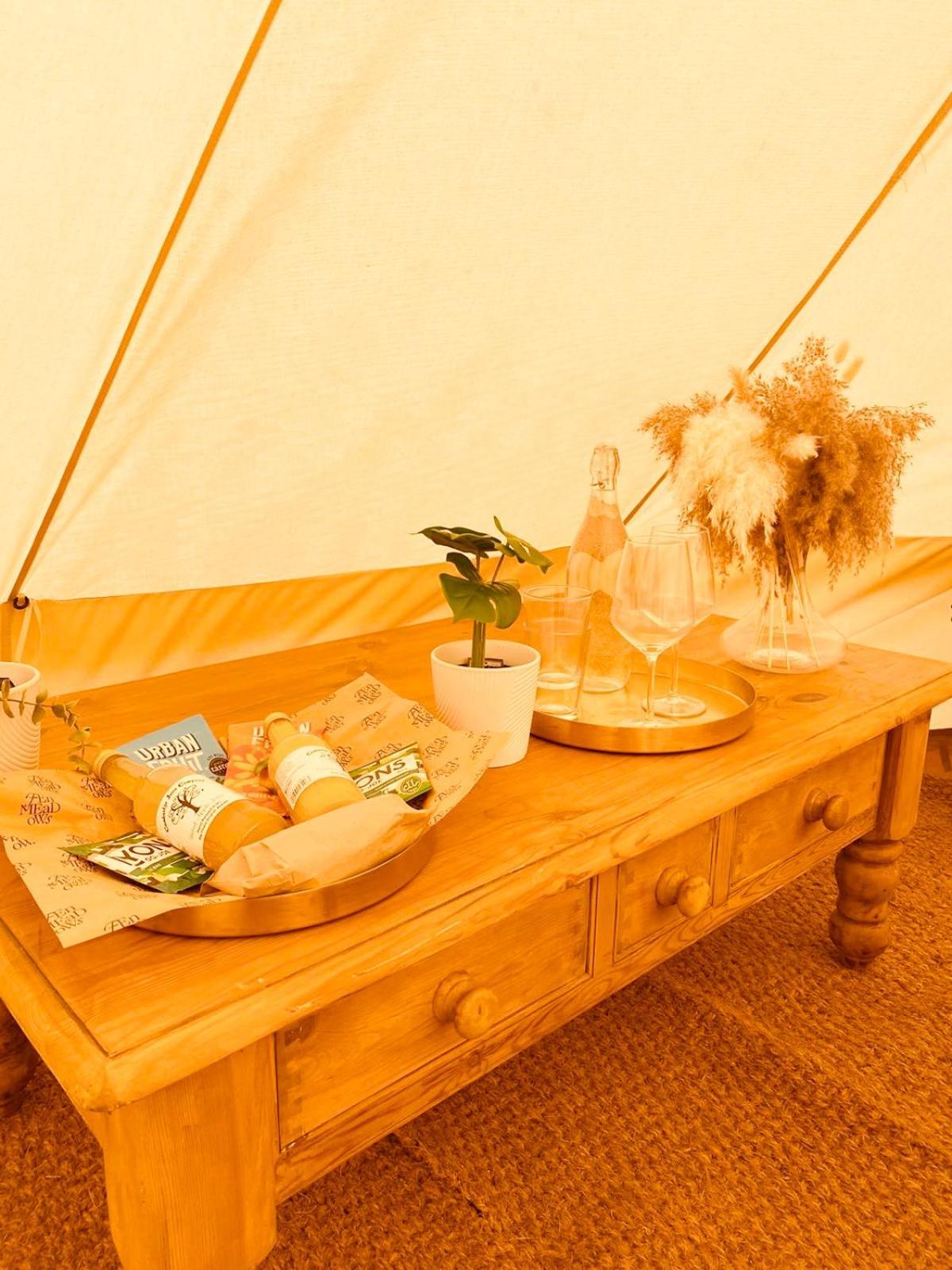 Fen Meadows Glamping - Luxury Cabins And Bell Tents Кеймбридж Екстериор снимка