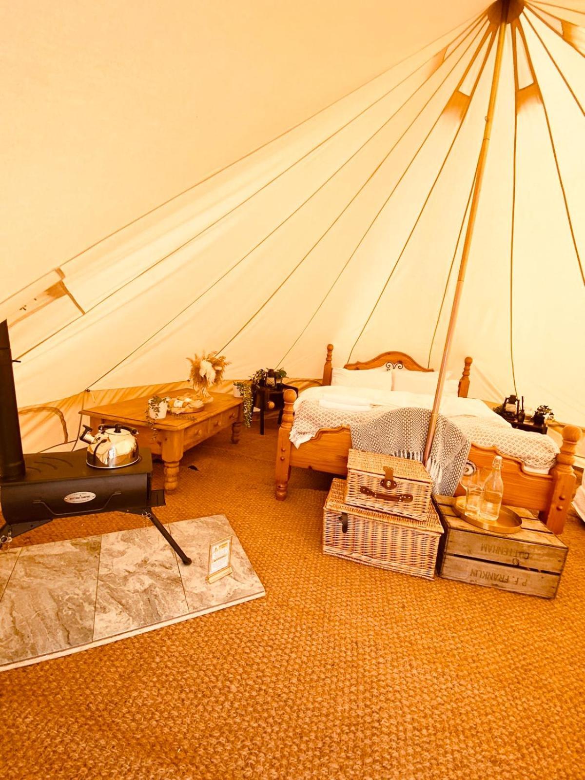 Fen Meadows Glamping - Luxury Cabins And Bell Tents Кеймбридж Екстериор снимка